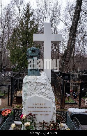 November 27, 2021, Moscow, Russia. Monument at the grave of film director Emil Loteanu at the Vagankovsky cemetery in Moscow. Stock Photo