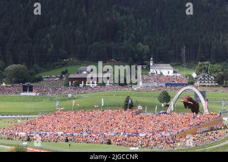 Spielberg, Austria. 09th July, 2022. spectators, fans during the Formula 1 Rolex Grosser Preis Von Osterreich 2022, 2022 Austrian Grand Prix, 11th round of the 2022 FIA Formula One World Championship from July 8 to 10, 2022 on the Red Bull Ring, in Spielberg, Austria - Photo DPPI Credit: DPPI Media/Alamy Live News Stock Photo