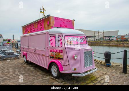 Street Food Bus on Hartley Quay at Royal Albert Dock at Maritime Mercantile City, Liverpool, England, UK. Maritime Mercantile City is a World Heritage Stock Photo