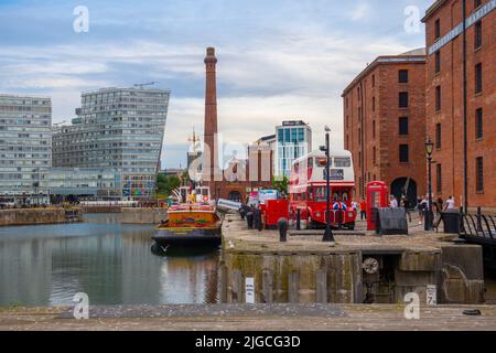 Street Food Diner Bus on Hartley Quay at Royal Albert Dock at Maritime Mercantile City, Liverpool, England, UK. Maritime Mercantile City is a World He Stock Photo