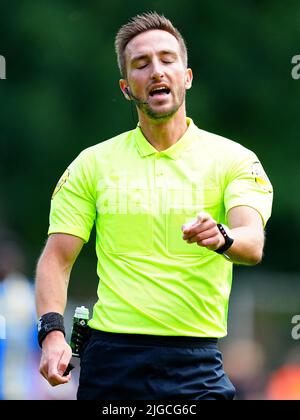 LOON OP ZAND, NETHERLANDS - JULY 9: referee Luuk Timmer during the friendly match between Willem II and SC Telstar at Sportpark De Klokkenberg on July 9, 2022 in Loon op Zand, Netherlands (Photo by Geert van Erven/Orange Pictures) Stock Photo