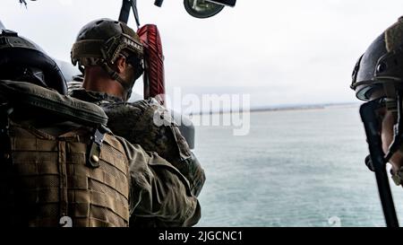 SAN DIEGO (July 8, 2022) U.S. Navy aircrewmen assigned to Helicopter Sea Combat Squadron (HSC) 21, Explosive Ordnance Disposal technicians and U.S. Marines participate in a recovery exercise during Rim of the Pacific (RIMPAC) 2022 in Southern California. Twenty-six nations, 38 ships, four submarines, more than 170 aircraft and 25,000 personnel are participating in RIMPAC from June 29 to Aug. 4 in and around the Hawaiian Islands and Southern California. The world's largest international maritime exercise, RIMPAC provides a unique training opportunity while fostering and sustaining cooperative r Stock Photo