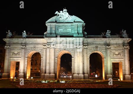 Night view of the Puerta de Alcalá (Alcala Gate) in the Plaza de la Independencia (Independence Square) in Madrid, Spain Stock Photo