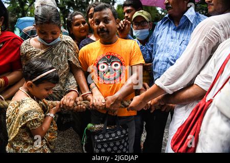 Kolkata, India. 09th July, 2022. Hindu devotees participate during the annual Rath Yatra, or chariot festival. As per Hindu mythology, the Ratha Yatra dates back some 5,000 years when Hindu god Krishna, along with his older brother Balaram and sister Subhadra, were pulled on a chariot from Kurukshetra to Vrindavana by Krishna's devotees. Credit: SOPA Images Limited/Alamy Live News Stock Photo