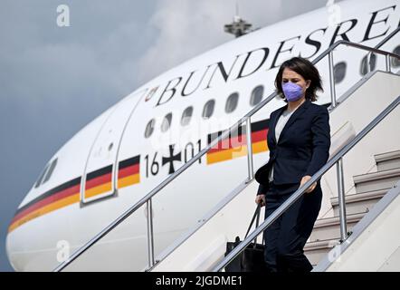 Nagasaki, Japan. 10th July, 2022. Annalena Baerbock (Bündnis 90/Die Grünen), Foreign Minister, arrives at Nagasaki airport. The minister is on her inaugural visit to Japan. Credit: Britta Pedersen/dpa/Alamy Live News Stock Photo