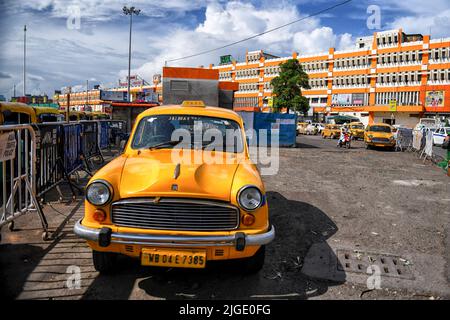 Kolkata, India. 09th July, 2022. A yellow taxi seen parked outside of the Sealdah Railway Station. Sealdah Junction is one of the India's major railway terminal serving the city of Kolkata. (Photo by Avishek Das/SOPA Images/Sipa USA) Credit: Sipa USA/Alamy Live News Stock Photo