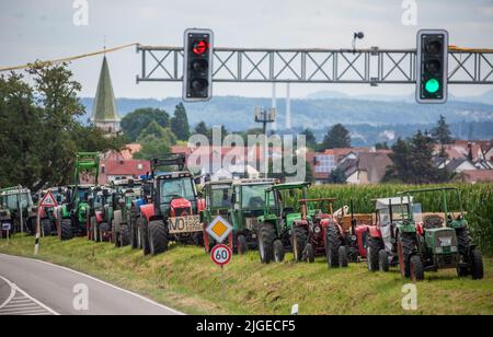 Stuttgart, Germany. 10th July, 2022. During a demonstration of the Filderland farmers against the construction of the railroad tunnel 'Pfaffensteigtunnel', numerous tractors stand at a field in Stuttgart-Plieningen. During the demonstration, the farmers have, among other things, surrounded with their tractors an area that would be taken away from them by the construction site of the planned Pfaffensteig tunnel. Credit: Christoph Schmidt/dpa/Alamy Live News Stock Photo