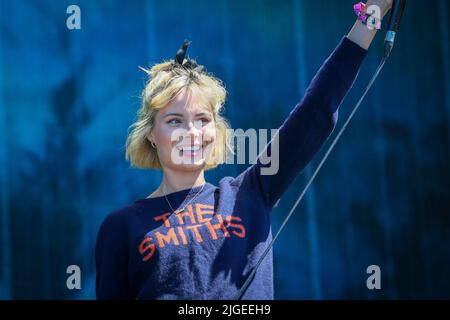 Glasgow, UK. 10th July, 2021. On the third and final day of the TRNSMT music festival held on Glasgow Green, Glasgow, Scotland UK, NINA NISBITT opened the main stage in front of a sell-out maximum capacity audience of 50,000. Credit: Findlay/Alamy Live News Stock Photo