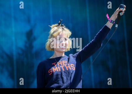 Glasgow, UK. 10th July, 2021. On the third and final day of the TRNSMT music festival held on Glasgow Green, Glasgow, Scotland UK, NINA NISBITT opened the main stage in front of a sell-out maximum capacity audience of 50,000. Credit: Findlay/Alamy Live News Stock Photo