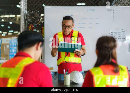 The team leader is the dispatcher. technician training Supervisors, engineers, in the morning meeting before work where everyone wears masks to preven Stock Photo