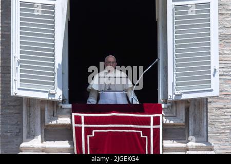 Vatican Ciy, Vatican. 10 July, 2022. Pope Francis delivers the Angelus  prayer from his studio window overlooking St. Peter's Square. Credit: Maria Grazia Picciarella/Alamy Live News Stock Photo