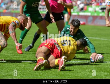 Newcastle, UK. 10th July, 2022. Gareth Widdop of Warrington Wolves scores a try Catalans Dragons V Warrington Wolves Event: Magic Weekend 2022 Venue: St James Park, Newcastle, UK Date: 10th July 2022 Credit: Craig Cresswell/Alamy Live News Stock Photo