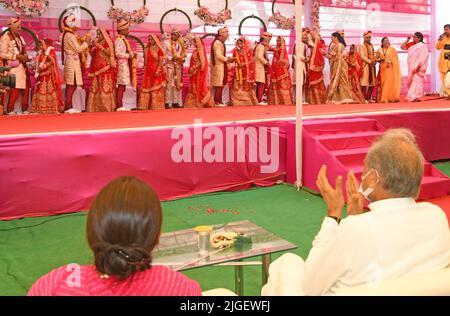 Udaipur, Rajasthan, India. 7th July, 2022. Rajasthan Chief Minister Ashok Gehlot blessed the brides and grooms for a happy married life at a mass marriage ceremony of 12 residents of Rajya Mahila Sadan organised by Department of Social Justice and Empowerment in Jaipur. (Credit Image: © Sumit Saraswat/Pacific Press via ZUMA Press Wire) Stock Photo