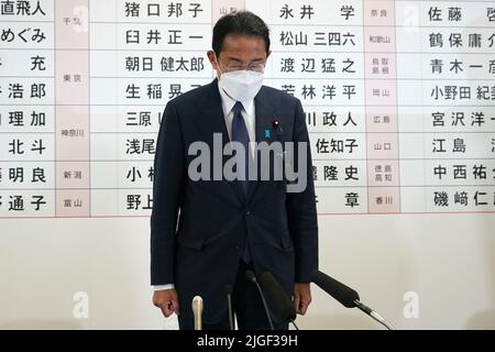 Tokyo, Japan. 10th July, 2022. Fumio Kishida, Japan's prime minister and president of the Liberal Democratic Party (LDP), offers a silent prayer for former Prime Minister Shinzo Abe who wasÂ assassinatedÂ during a campaign event, at the party's headquarters in Tokyo, Japan, on Sunday, July 10, 2022. (Credit Image: © POOL via ZUMA Press Wire) Credit: ZUMA Press, Inc./Alamy Live News Stock Photo