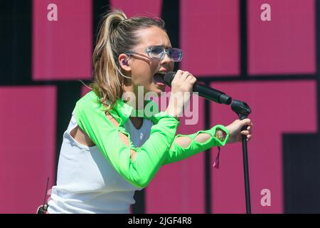 Glasgow, UK. 10th July, 2022. MIMI WEBB, from Canterbury played on the main stage at TRNSMT music festival, Glasgow Green, Glasgow, Scotland, UK to a maximum audience of 50000. The TRNSMT festival has been a sell out for each of the three days it was on. Credit: Findlay/Alamy Live News Stock Photo