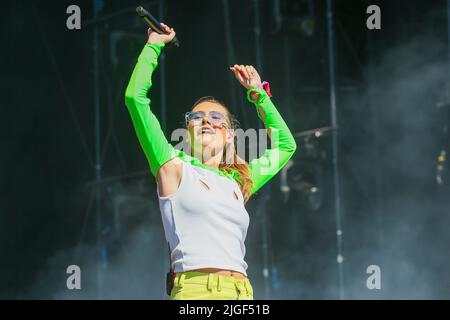 Glasgow, UK. 10th July, 2022. MIMI WEBB, from Canterbury played on the main stage at TRNSMT music festival, Glasgow Green, Glasgow, Scotland, UK to a maximum audience of 50000. The TRNSMT festival has been a sell out for each of the three days it was on. Credit: Findlay/Alamy Live News Stock Photo