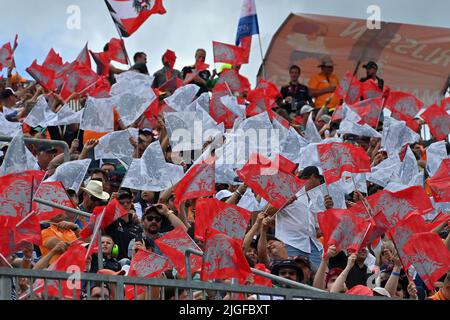 Spielberg, Austria. 10th July, 2022. spectators, fans during the Formula 1 Rolex Grosser Preis Von Osterreich 2022, 2022 Austrian Grand Prix, 11th round of the 2022 FIA Formula One World Championship from July 8 to 10, 2022 on the Red Bull Ring, in Spielberg, Austria - Photo DPPI Stock Photo