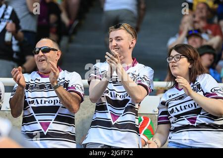 Newcastle, UK. 10th July, 2022. Hull FC fans celebrate Joe Lovodua #14 of Hull FC' try in Newcastle, United Kingdom on 7/10/2022. (Photo by Mark Cosgrove/News Images/Sipa USA) Credit: Sipa USA/Alamy Live News Stock Photo