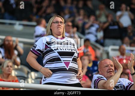 Newcastle, UK. 10th July, 2022. Hull FC fans celebrate Joe Lovodua #14 of Hull FC' try in Newcastle, United Kingdom on 7/10/2022. (Photo by Mark Cosgrove/News Images/Sipa USA) Credit: Sipa USA/Alamy Live News Stock Photo