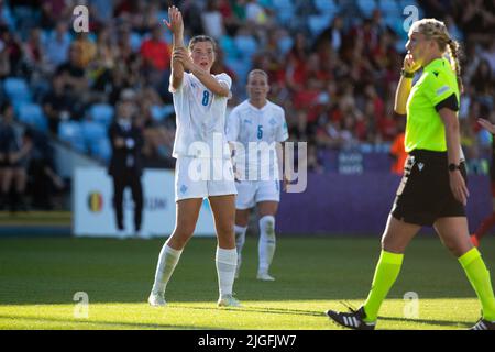 Manchester, UK. 10th July, 2022. Manchester, England, July 10th 2022: Karolina Lea Vilhjalmsdottir (8 Iceland) appeals for a handball to referee Tess Olofsson during the UEFA Womens Euro 2022 group D football match between Belgium and Iceland at Manchester City Academy Stadium in Manchester, England. (Liam Asman /Womens Football Magazine /SPP) Credit: SPP Sport Press Photo. /Alamy Live News Stock Photo