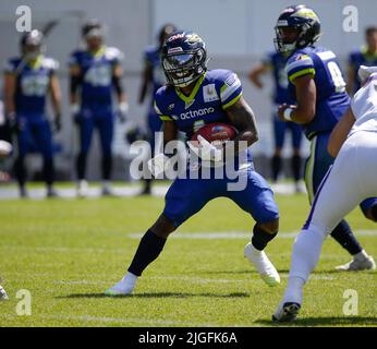 Waldau, Germany. 10th July, 2022. Stuttgart Surge #4 Jalen Conwell runs with the ball during a European League of Football game between the Stuttgart Surge and the Frankfurt Galaxy at GAZi Stadium in Waldau, Germany. Justin Cooper/CSM/Alamy Live News Stock Photo