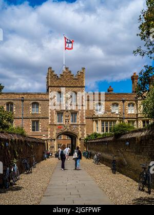 Jesus College Cambridge - Main gate entrance walkway, known as the chimney, to Jesus College, part of the University of Cambridge. Founded in 1496. Stock Photo