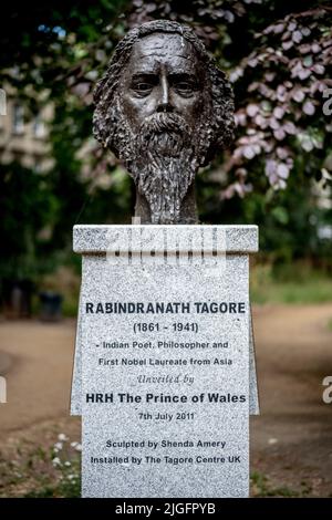 Rabindranath Tagore, sculpture in Gordon Sq Bloomsbury London. Bronze bust of Rabindranath Tagore, Poet, Nobel Laureate. Sculptor Shenda Amery 2011. Stock Photo