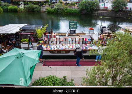 London Floating bookshop on Regents Canal. The 'Word On The Water' floating bookbarge on London's Regents Canal Towpath near Kings Cross Station. Stock Photo