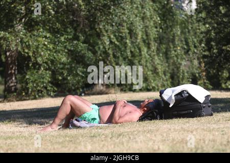 A man sunbathes in Hyde Park, London, as Britons are set to sizzle on what could be the hottest day of the year so far, with temperatures predicted to possibly hit 33C. Picture date: Monday July 11, 2022. Stock Photo