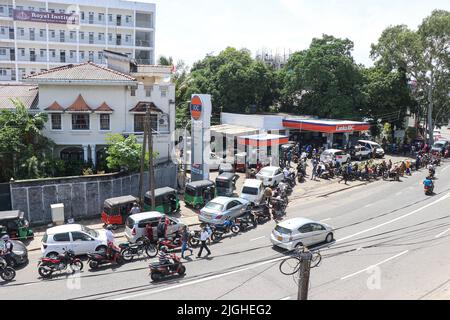 Colombo, Sri Lanka. 04th July, 2022. (7/4/2022) Drivers are waiting in long queues at an Indian Oil Corporation (IOC) filling station in Colombo. (Photo by Saman Abesiriwardana/Pacific Press/Sipa USA) Credit: Sipa USA/Alamy Live News Stock Photo