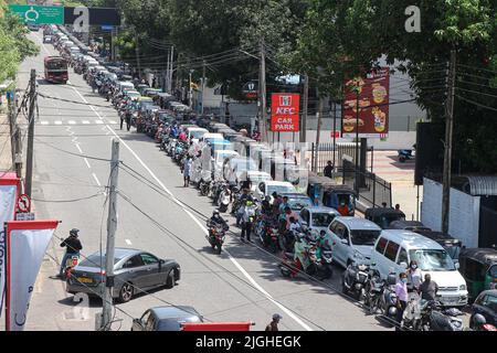 Colombo, Sri Lanka. 04th July, 2022. (7/4/2022) Drivers are waiting in long queues at an Indian Oil Corporation (IOC) filling station in Colombo. (Photo by Saman Abesiriwardana/Pacific Press/Sipa USA) Credit: Sipa USA/Alamy Live News Stock Photo
