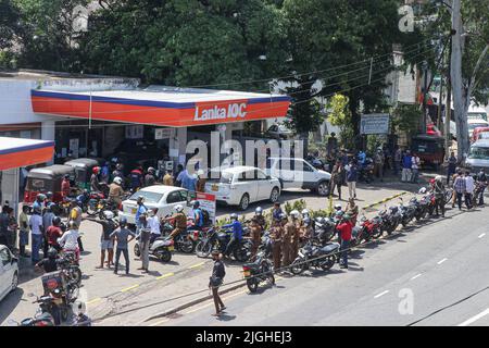(7/4/2022) Drivers are waiting in long queues at an Indian Oil Corporation (IOC) filling station in Colombo. (Photo by Saman Abesiriwardana/Pacific Press/Sipa USA) Stock Photo