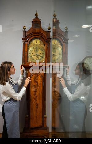 London, UK.  11 July 2022. 'A good late 18th century mahogany quarter chiming longcase clock', by James Allen, London (Est. £4,000 - £6,000) at a preview of Bonhams’ Fine Clocks sale at their New Bond Street gallery. The lots will be auctioned on 14 July.  Credit: Stephen Chung / Alamy Live News Stock Photo