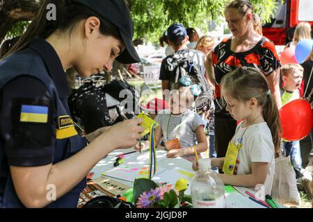 Odessa, Ukraine. 31st May, 2022. A police officer and children attend at the children's party in Odessa People's Church. In connection with the military actions of the Russian Federation, there are many internally displaced people in Odessa. Children's holiday was organized for them and their children. (Credit Image: © Viacheslav Onyshchenko/SOPA Images via ZUMA Press Wire) Stock Photo