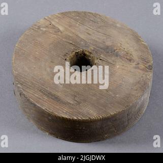Distans Distance, distance board, of wood to spider in lathe, between spider doll and double doll. Sven-Robert Olsson (1897-1963) and Ola Sven Olsson (1854-1936), who were copper-stroke masters operating in Karlskrona in the early and mid-20th century and in the companies "Copper Law Master S. Olsson", "O. S. Olsson copper butcher and water entrepreneur" (Ronnebygatan 3) and "O. S. Olsson copper warehouse pipeline & welding workshop" (Ronnebygatan 3). Gift 2015 from Britt Andersson, Inger Olsson Lager and Ronny Olsson (Thage Olsson's children). Stock Photo