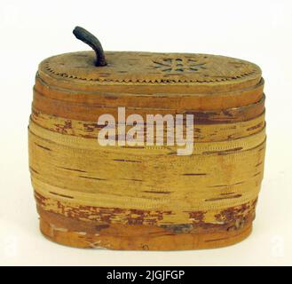 Dosa Oval snuff box of fists, applied in several different wide layers. Punned stroke on the fist bands. On the lid a layer of fists with cut -out thorny edge and a cut star on the blue bottom about the middle of the lid. On the lid a leather strap. Stock Photo