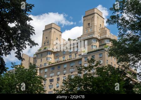 880 Fifth Avenue is a luxury residential building that overlooks