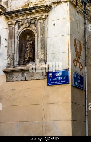 MifaMosa Place Saint Pierre, Avignon, France. The French artist peppers street signs in various cities with mosaics that have reference to the street name. As a special feature, each image has three dots pasted on it, symbolizing himself, his mother and his sister. Also typical for Avignon are the Madonna figures on many house facades Stock Photo