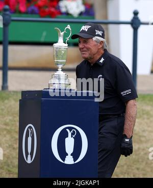 St Andrews, Fife, Scotland, UK. St Andrews, Fife, Scotland, UK. 11th July 2022, Old Course at St Andrews, St Andrews, Fife, Scotland; The Open Golf Championship pre-tournament activities; Past Champion Gary Player with the Claret Jug during the Celebration of Champions event Credit: Action Plus Sports Images/Alamy Live News Credit: Action Plus Sports Images/Alamy Live News Stock Photo