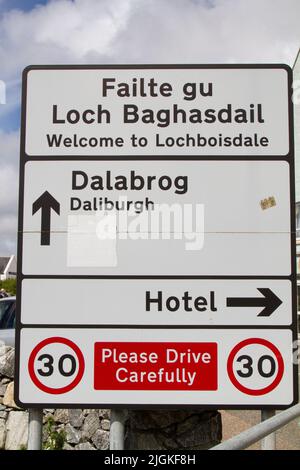 Welcome to Lochboisdale/Failte gu Loch Baghasdail, bilingual road sign in Lochboisdale, South Uist, Outer Hebrides, Scotland Stock Photo