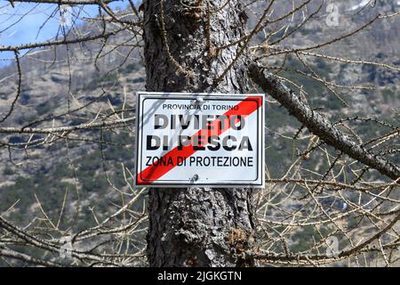Bobbio Pellice-March 2022-Italy Sign indicating the prohibition of fishing. Stock Photo