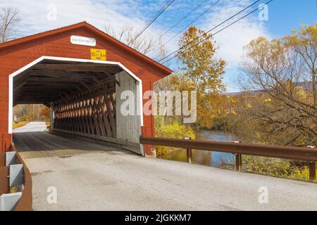 Built in 1840, the Silk Road Bridge is the oldest covered bridge in Bennington county in Vermont, USA Stock Photo