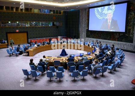 (220711) -- UNITED NATIONS, July 11, 2022 (Xinhua) -- UN Special Envoy for Yemen Hans Grundberg (on screens) speaks at a Security Council meeting on Yemen via a video link, at the UN headquarters in New York, on July 11, 2022. Grundberg on Monday called for a longer extension and an expansion of the truce in the country. (Loey Felipe/UN Photo/Handout via Xinhua) Stock Photo