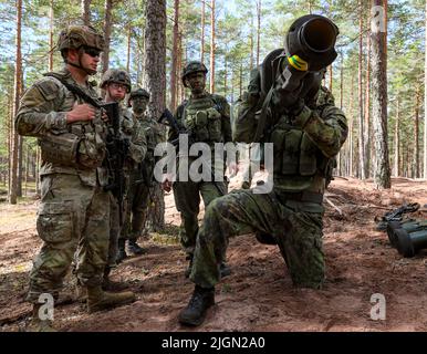 Finnish soldiers assigned to the Satakunta Jaeger Battalion, and U.S. Soldiers assigned to 3rd Armored Brigade Combat Team, 4th Infantry Division, train scouts on infantry defense tactics when firing their RAC 112 Armor Piercing Infantry Light Arm System at Huovinrinne, Finland, July 7, 2022. The 3rd Armored Brigade Combat Team, 4th Infantry Division, and the Pori Brigade of the Finnish army began summer training in Finland to strengthen relations and help build interoperability between the two nations. (U.S. Army photo by Sgt. Andrew Greenwood) Stock Photo