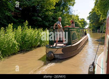 Devizes, Wiltshire, England, UK. 2022. Family on a narrowboat trip on the Kennet and Avon Canal in Devizes during a hot summer afternoon. Stock Photo