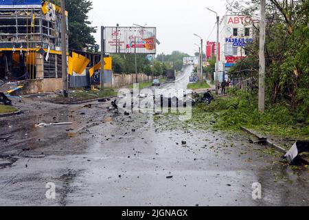 Non Exclusive: KHARKIV, UKRAINE - JULY 11, 2022 - Aftermath of shelling by the russian troops of a shopping mall and nearby residential buildings in K Stock Photo