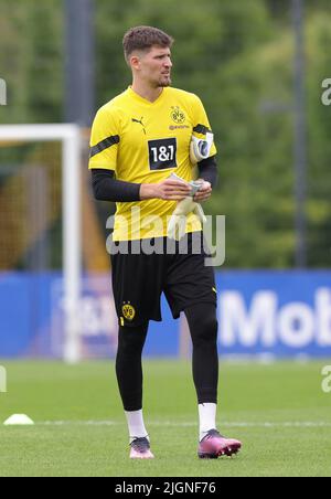 City Of Dortmund, Deutschland. 11th July, 2022. firo : July 11th, 2022, football, 1st Bundesliga, season 2022/2023, BVB, Borussia Dortmund, training, goalwart Gregor KOBEL, full figure Credit: dpa/Alamy Live News Stock Photo