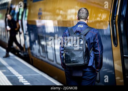 2022-07-12 10:45:46 AMSTERDAM - An NS conductor at work during the morning rush hour. Due to the staff shortage at the transport company, fewer trains are running on a number of routes. ANP RAMON VAN FLYMEN netherlands out - belgium out Stock Photo