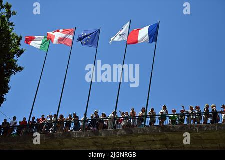 Morzine, France. 12th July, 2022. Illustration picture shows spectators pictured at the start of stage ten of the Tour de France cycling race, a 148km race from Morzine les Portes du Soleil to Megeve, France, on Tuesday 12 July 2022. This year's Tour de France takes place from 01 to 24 July 2022. BELGA PHOTO DAVID STOCKMAN - UK OUT Credit: Belga News Agency/Alamy Live News Stock Photo
