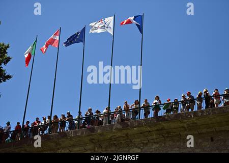 Morzine, France. 12th July, 2022. Illustration picture shows spectators pictured at the start of stage ten of the Tour de France cycling race, a 148km race from Morzine les Portes du Soleil to Megeve, France, on Tuesday 12 July 2022. This year's Tour de France takes place from 01 to 24 July 2022. BELGA PHOTO DAVID STOCKMAN - UK OUT Credit: Belga News Agency/Alamy Live News Stock Photo